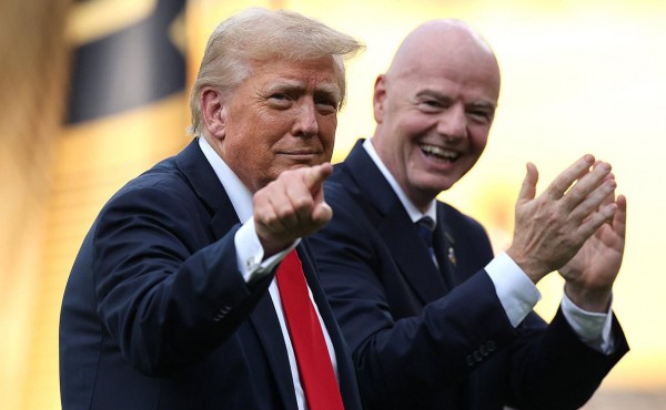 В Швейцарии попросили главу ФИФА спасти проваленные переговоры с Трампом
В Швейцарии попросили главу ФИФА спасти проваленные переговоры с Трампом