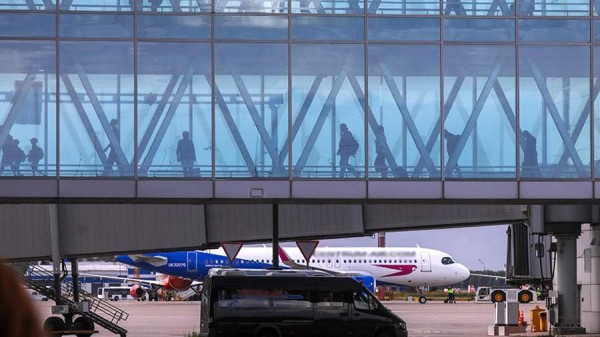 
                    В аэропорту Пулково ввели ограничения на полеты самолетов

        
