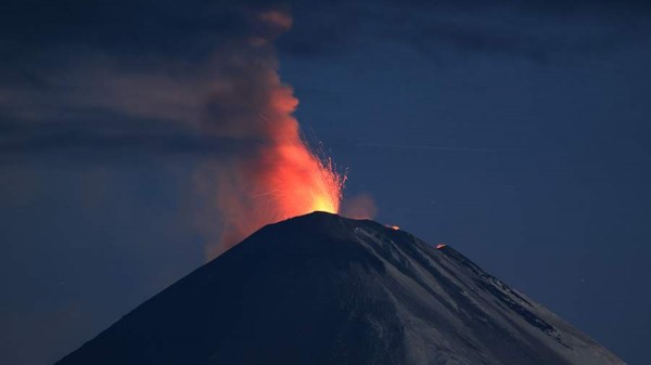 
                    Вулкан Ключевской на Камчатке выбросил пепел на высоту 12 км

        