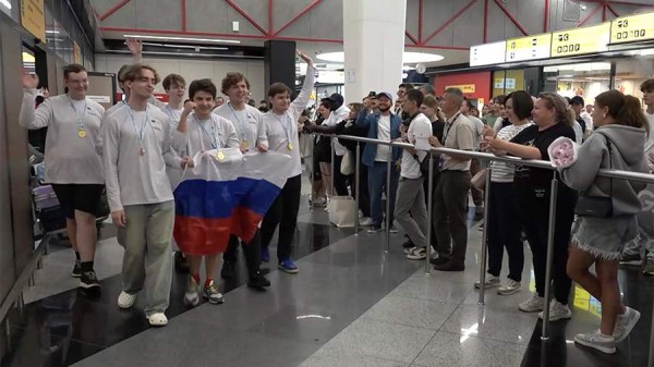 Российских победителей олимпиады по ИИ в КНР встретили в Шереметьево
Российских победителей олимпиады по ИИ в КНР встретили в Шереметьево