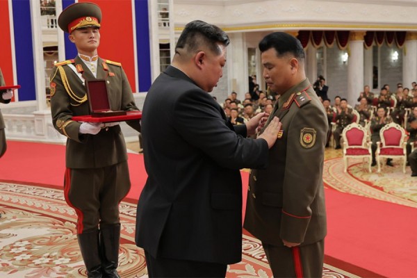 
                    Появились кадры награждения освобождавших Курскую область военных КНДР
                