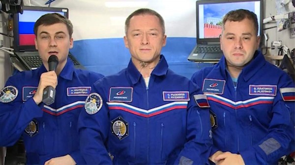 Космонавты на борту МКС поздравили россиян с Днем государственного флага РФ
Космонавты на борту МКС поздравили россиян с Днем государственного флага РФ