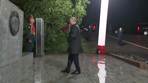 
                    Путин в Магадане возложил 20 роз к мемориалу летчикам СССР и США
                