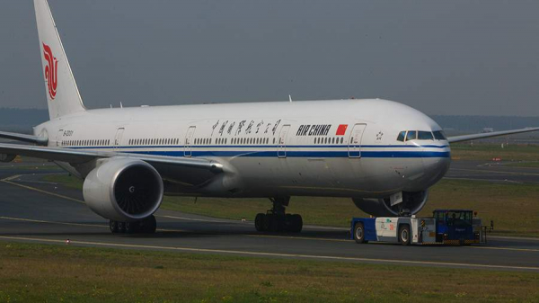 
                    Пассажиры севшего в Нижневартовске самолета Air China остаются на борту

        