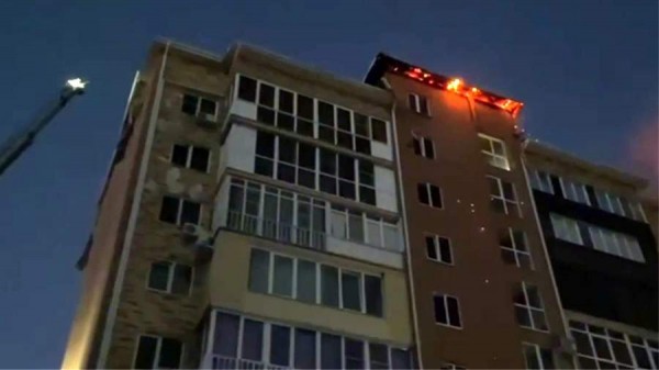 
                    В Адыгее 25 человек эвакуировали после возгорания кровли многоэтажного дома

        