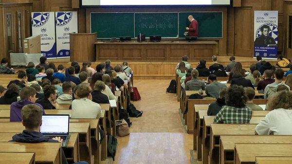 Фальков исключил возможность замены преподавателей на ИИ
Фальков исключил возможность замены преподавателей на ИИ