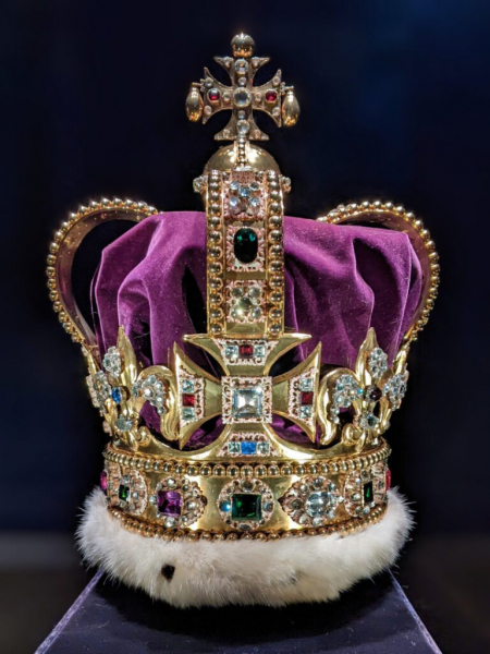 Самые легендарные короны человечества: от Средневековья до XX века Самые легендарные короны человечества: от Средневековья до XX века