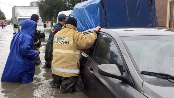 В Дагестане мужчина и его племянник спасли семью из тонущего автомобиля
В Дагестане мужчина и его племянник спасли семью из тонущего автомобиля