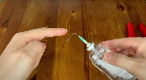Легкое решение для любимых духов: новый дозатор из подручных средств