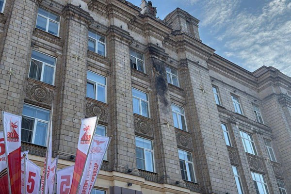 
                    Здание правительства Белгородской области после атаки БПЛА. Фото
                