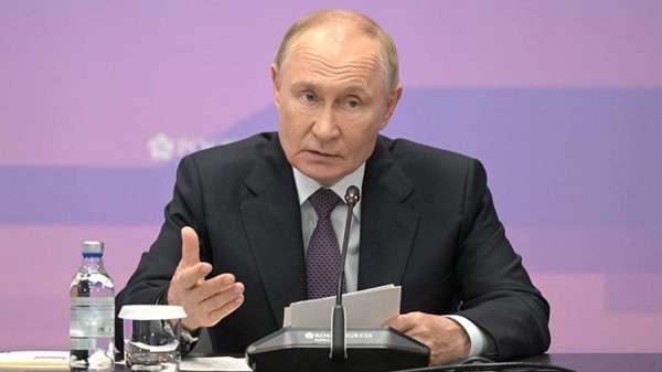 
                    Путин отметил опережающие темпы развития Дальнего Востока

        