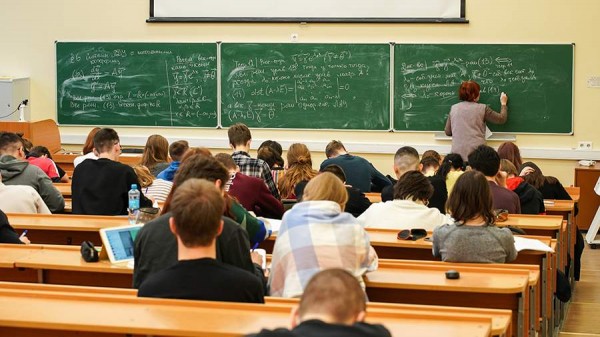 
                    Профессор назвал плюсы и минусы очного обучения

        