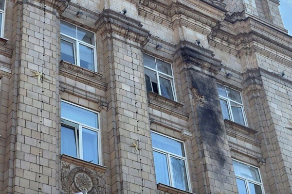 
                    Здание правительства Белгородской области после атаки БПЛА. Фото
                