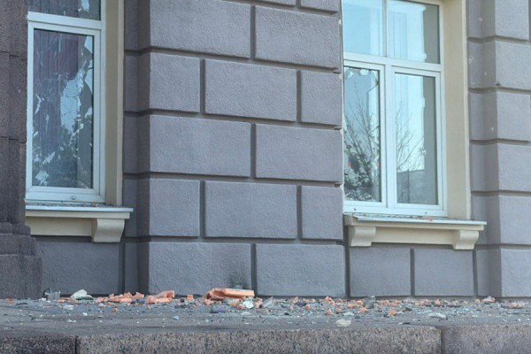 
                    Здание правительства Белгородской области после атаки БПЛА. Фото
                