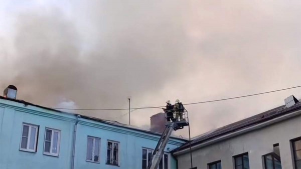 
                    Крыша жилого дома частично обрушилась при пожаре в Иванове

        
