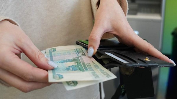 
                    Эксперт дал рекомендации по снятию наличных в банке

        