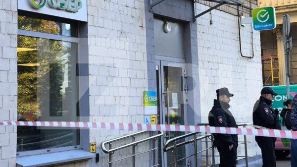 
                    Стала известна личность убитой ножом в отделении банка женщины

        