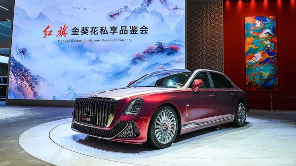 
                    Люксовый седан Hongqi L1 начали сертифицировать в России

        