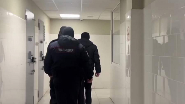 В Череповце был пойман межрегиональный мошенник-курьер
В Череповце был пойман межрегиональный мошенник-курьер