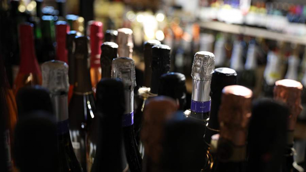 
                    В ЛДПР предлагают увеличить штрафы за покупку алкоголя детям в десять раз

        