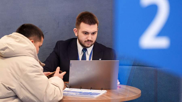 
                    Юрист посоветовал составлять письменный договор дарения для подарков на Новый год

        