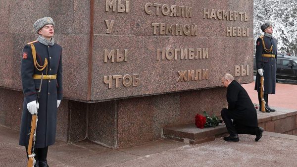 
                    Путин возложил цветы к монументу &laquo;Рубежный камень&raquo;&nbsp;на Невском пятачке

        