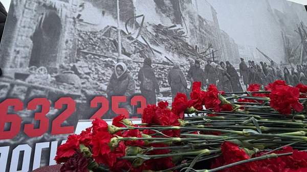 
                    Молодежь в ДНР провела памятную акцию к годовщине снятия блокады Ленинграда

        