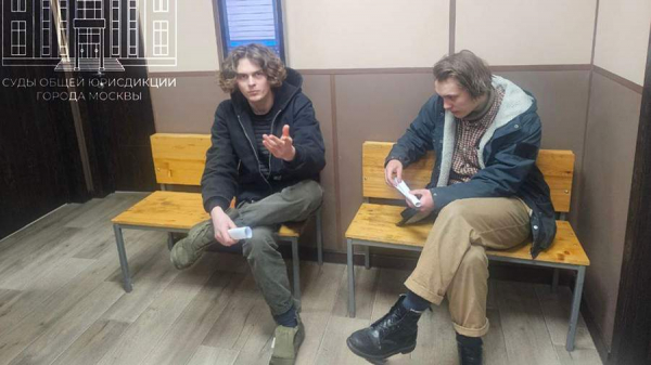 Суд в Москве арестовал на 15 суток заблокировавших вход в офис РКН мужчин
Суд в Москве арестовал на 15 суток заблокировавших вход в офис РКН мужчин
