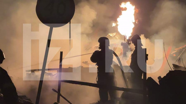 
                    Площадь горящих в Сергиевом Посаде домов и газгольдера составила почти 250 кв. м

        