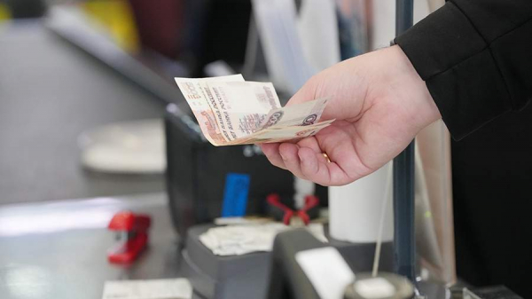 
                    Более половины опрошенных россиян сталкивались с просьбой оплатить покупки наличными

        