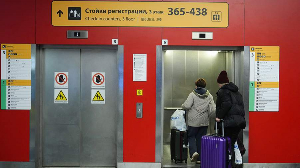
                    Временные ограничения на полеты введены в четырех аэропортах России

        