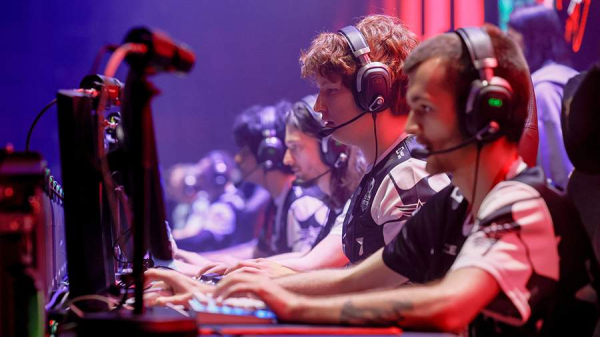 Блогеры и профи сразились за 13 млн в Dota 2 и CS на кибербитве в «Лужниках»
Блогеры и профи сразились за 13 млн в Dota 2 и CS на кибербитве в «Лужниках»