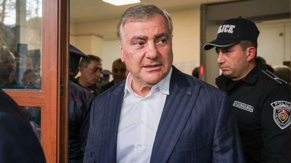
                    Адвокат назвал арест Карапетяна попыткой помешать его предвыборной кампании

        