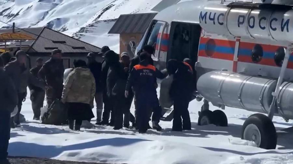
                    Вертолет МЧС доставил гуманитарную помощь в отрезанные районы Дагестана

        