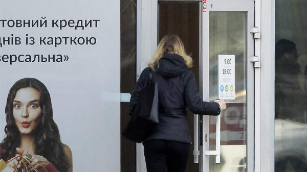 
                    Украинские банки начали нанимать женщин-инкассаторов из-за нехватки мужчин

        