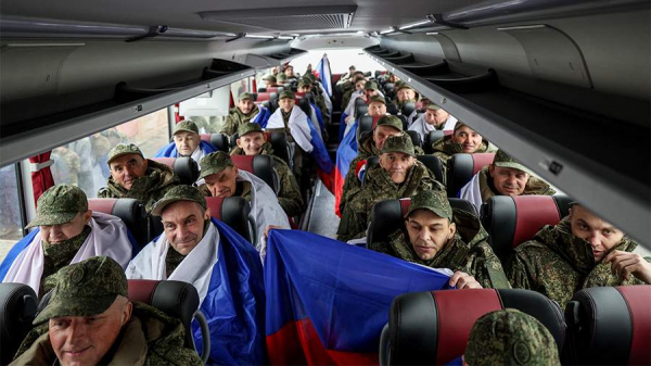 
                    Находившийся три года в украинском плену боец РФ позвонил матери

        