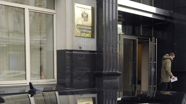 
                    Юрист сообщил о проверке ФНС превышающего 2,4 млн рублей в год доход

        