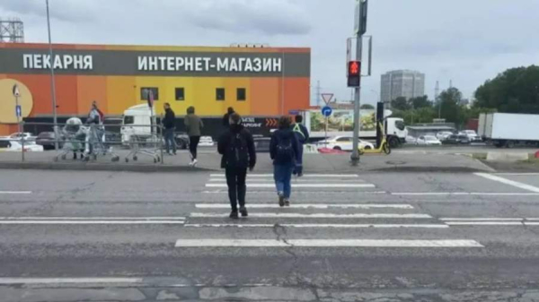 В Москве автомобиль сбил женщину и ребенка на переходе и скрылся с места ДТП
В Москве автомобиль сбил женщину и ребенка на переходе и скрылся с места ДТП