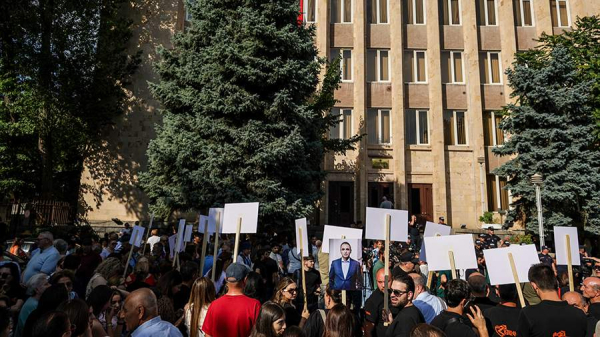 
                    В Ереване прошли протесты с требованием признать выборы недействительными

        