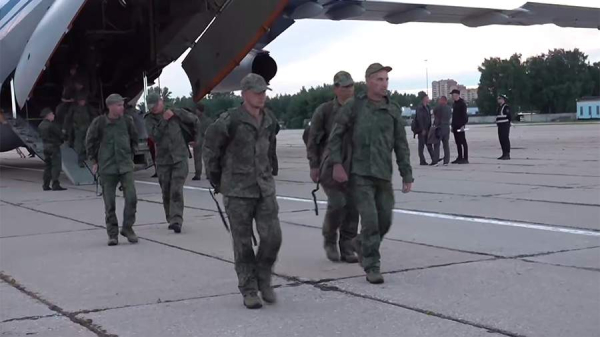 
                    Самолет с вернувшимися из плена военнослужащими приземлился в Москве

        