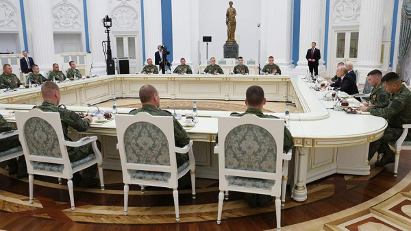 Путин в День России встретился с участниками СВО
Путин в День России встретился с участниками СВО