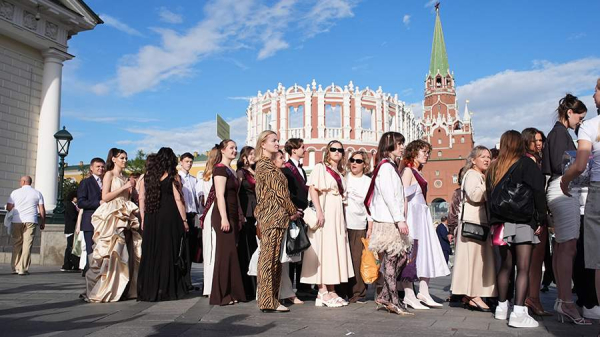 
                    В Кремле участники выпускного бала поделились своими эмоциями и впечатлениями

        