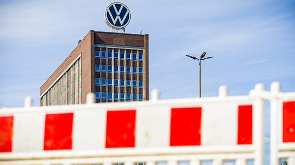 
                    Volkswagen намерен сократить около 100 тыс. человек в ближайшие годы

        