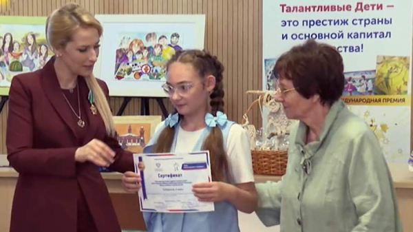 
                    Яна Лантратова наградила победителей конкурса &laquo;Права человека глазами детей&raquo;

        