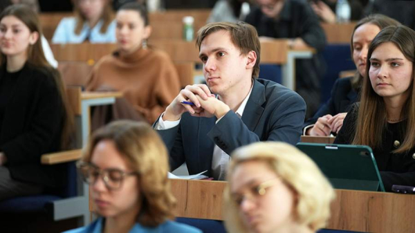 В России предложили изменить правила поступления в вузы
В России предложили изменить правила поступления в вузы
