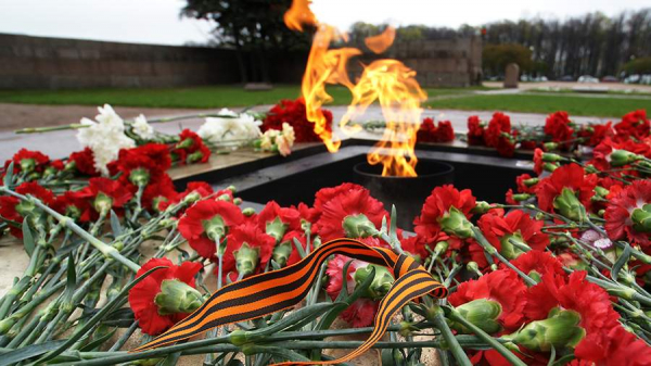 
                    Полицейские задержали подозреваемых в осквернении мемориала на Марсовом поле

        