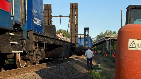 
                    Восстановительный поезд начал расчищать пути после обрушения моста под Брянском

        