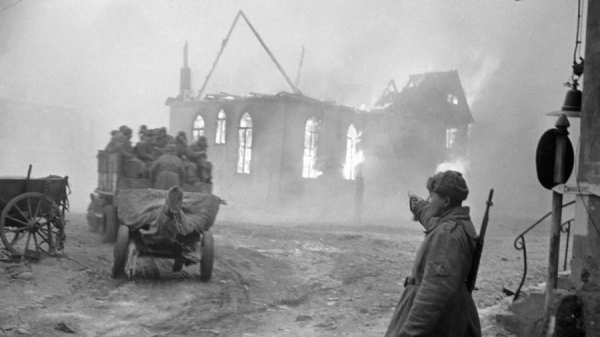 Советские войска овладели важным узлом коммуникаций немцев в Польше
Советские войска овладели важным узлом коммуникаций немцев в Польше