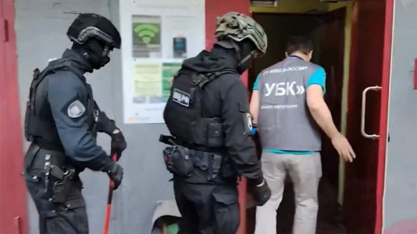 
                    Шесть человек задержаны за легализацию в РФ 5 тыс. мигрантов

        