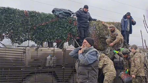 
                    Морпехи ВС РФ вывезли жителей из освобожденного села Гуево Курской области

        